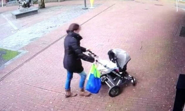 Μάνα με καρότσι γλιτώνει από βέβαιο θάνατο! 