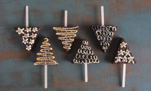 Άκης Πετρετζίκης: Brownies ελατάκια