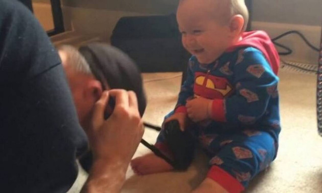 Μοναδικό βίντεο: Το υστερικό γέλιο αυτού του μπέμπη είναι… κολλητικό!