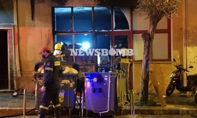 Φωτιά στο κέντρο της Αθήνας: Στις φλόγες αποθήκη και μοτοσυκλέτα στην περιοχή Κάραβελ