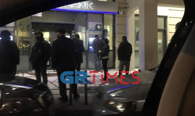 Κορονοϊός - Θεσσαλονική: Εικόνες συνωστισμού έξω από τις τράπεζες 