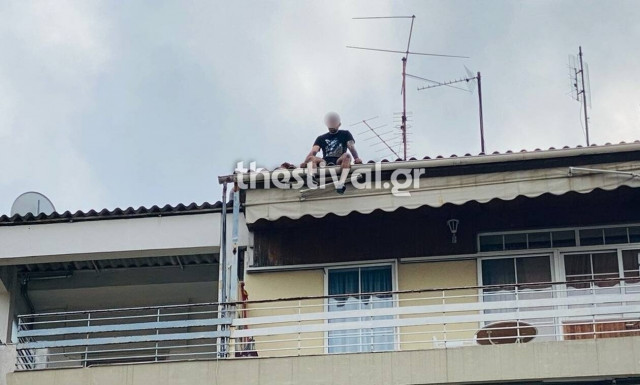 Συναγερμός ΤΩΡΑ στη Θεσσαλονίκη: 25χρονος ανέβηκε σε ταράτσα και απειλεί να πέσει (pics)
