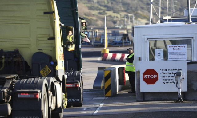 Βρετανία: Πρωτόγνωρες εικόνες! Ουρές χιλιομέτρων στα σύνορα μετά το lockdown