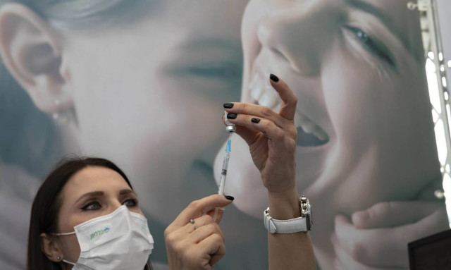 Κορονοϊός: Τέσσερις και σήμερα για τις πρώτες δόσεις του εμβολίου- Το χρονοδιάγραμμα των εμβολιασμών