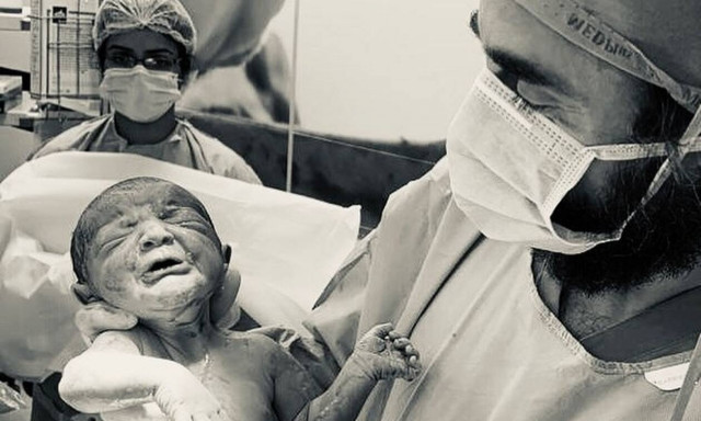 Ανασκόπηση 2020: Η φωτογραφία του μωρού που έγινε σύμβολο της ελπίδας 