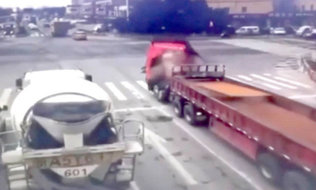 Δείτε ένα φορτηγό να το κόβει το ίδιο του το φορτίο σαν λεπίδα