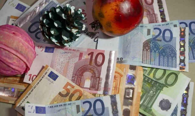 Καταβάλλονται σήμερα Δευτέρα (21/12) Δώρο Χριστουγέννων, επιδόματα και συντάξεις
