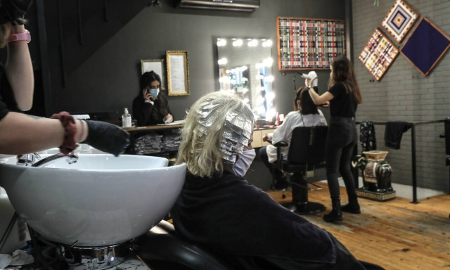 Πώς μεταδίδεται ο κορονοϊός με την ομιλία ή την αναπνοή σε κλειστούς χώρους