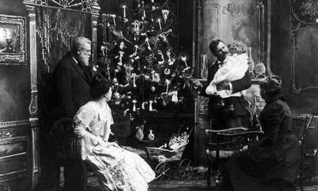 Πώς και πότε καθιερώθηκε ο στολισμός του χριστουγεννιάτικου δέντρου στην Ελλάδα και τον κόσμο