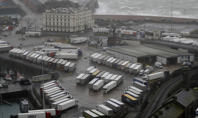 Χάος στη Βρετανία λόγω του lockdown από 40 χώρες: «Σωσίβιο» από Μακρόν στον Τζόνσον 