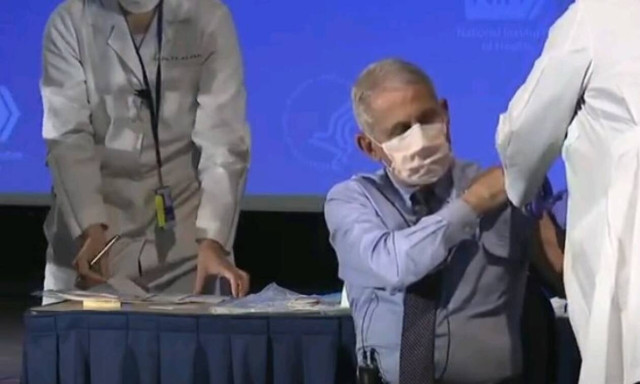 Κορονοϊός: Ο Άντονι Φάουτσι έκανε σε live μετάδοση το εμβόλιο