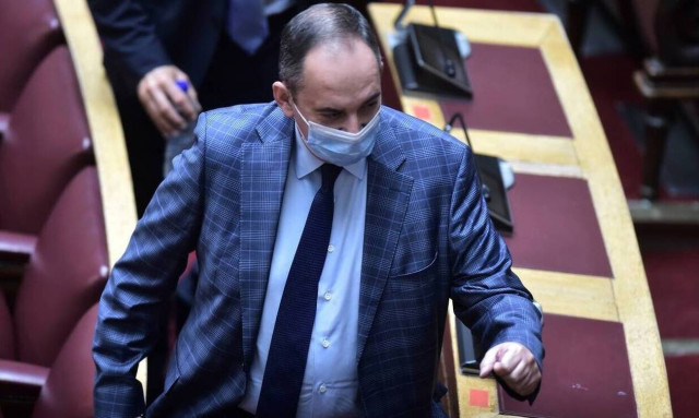Πλακιωτάκης: Βγήκε από το νοσοκομείο ο υπουργός Εμπορικής Ναυτιλίας μετά τη νοσηλεία του για Covid