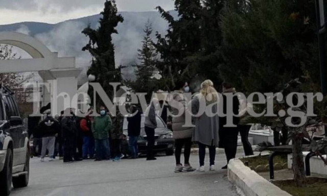 Βόλος - Κορονοϊος: Απίστευτες εικόνες συνωστισμού σε κηδεία 45χρονου - Πέθανε από Covid