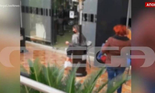 Πανικός σε κομμωτήριο: Έκρυψαν πελάτισσες με τα αλουμινόχαρτα στα μαλλιά - Επεισοδιακός έλεγχος