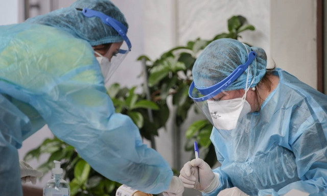 Κρούσματα σήμερα: Γιατί αργεί η αποκλιμάκωση - «Βόμβα» διασποράς τα ρεβεγιόν και οι συναθροίσεις