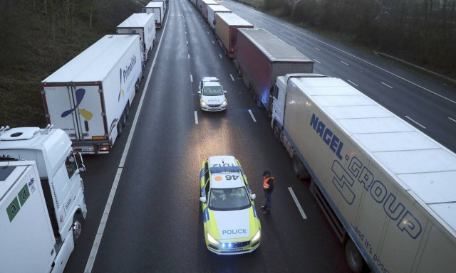 Mετάλλαξη κορονοϊού: Η Ε.Ε. ανοίγει τα σύνορα με την Βρετανία