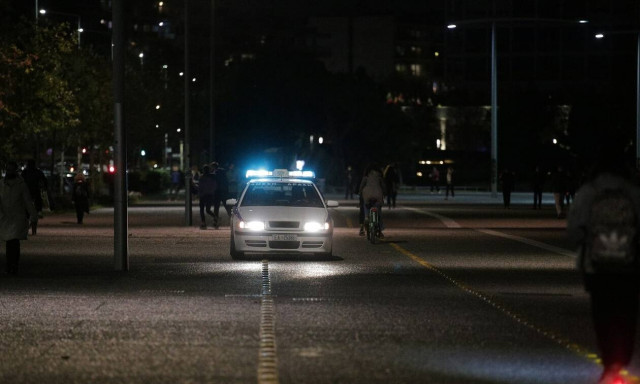 Συγκινεί η ιστορία ηλικιωμένης που βγήκε γιατί «ήθελα να δω την Αθήνα στολισμένη»