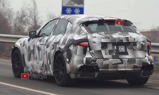 H Ferrari Purosangue πιάστηκε στα πράσα από τους παπαράτσι