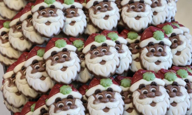 Το γλυκό των Χριστουγέννων που μόλις ψηθεί… κρέμεται ανάποδα