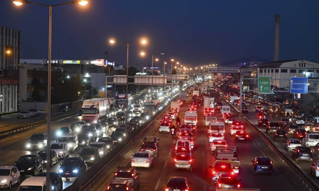 Κίνηση: Μποτιλιάρισμα στην Εθνική Οδό – Όλοι στους δρόμους λίγο πριν τα Χριστούγεννα (pics)