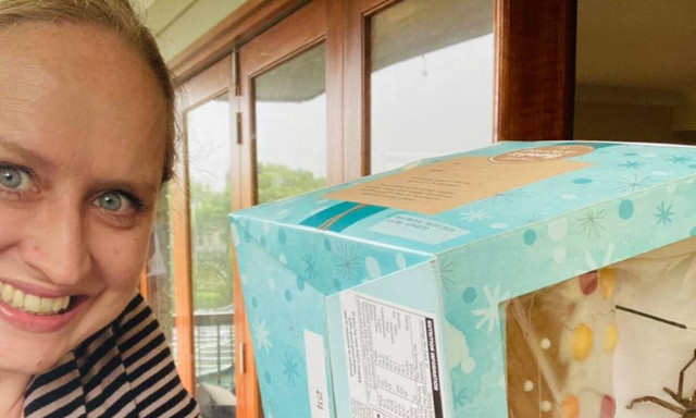 Χριστουγεννιάτικος εφιάλτης: Δείτε τι ανατριχιαστικό βρήκε όταν άνοιξε το κουτί με το γλυκό