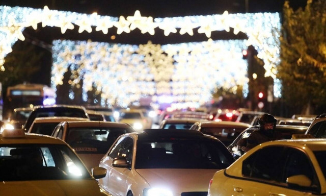 Ξεχύθηκαν στους δρόμους οι Αθηναίοι: Μποτιλιάρισμα και συνωστισμός πριν τα Χριστούγεννα