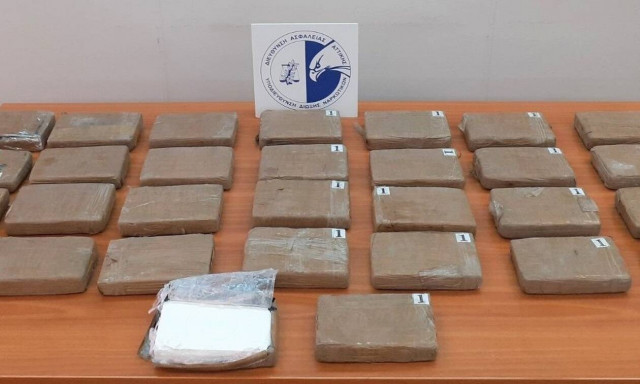 «Χιόνισε» κοκαΐνη στον Πειραιά: 35 κιλά θα πλημμύριζαν τη χριστουγεννιάτικη αγορά