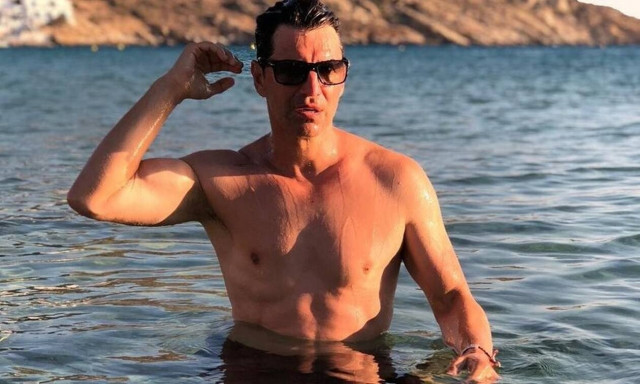 Σάκης Ρουβάς: Γυμνάζεται στο σπίτι του και οι γυναίκες «καίγονται» (video)
