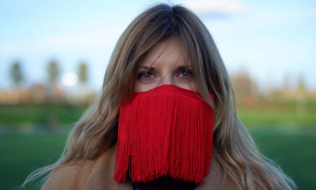 Le Freak:Η μάσκα προσώπου που αποτελεί μια ερωτική δήλωση της μόδας