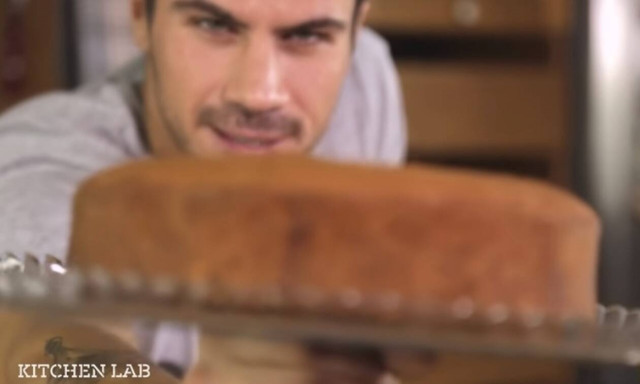 Άκης Πετρετζίκης: Βασιλόπιτα κέικ