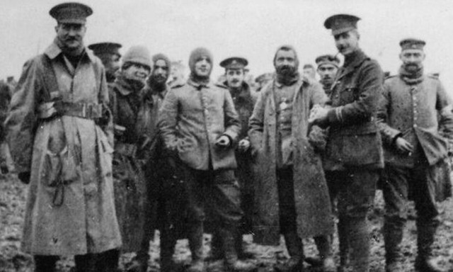Χριστούγεννα στα χαρακώματα - Όταν οι εχθροί έγιναν «φίλοι» στον πόλεμο για 24 ώρες