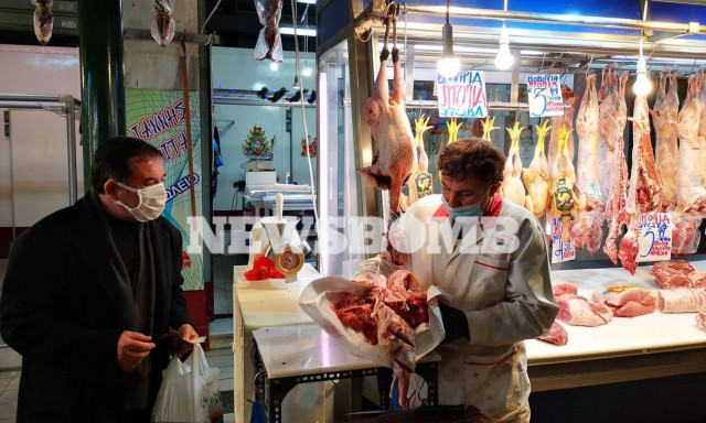 Ρεπορτάζ Newsbomb.gr: Στη Βαρβάκειο για τα τελευταία ψώνια - Πώς κινούνται οι τιμές