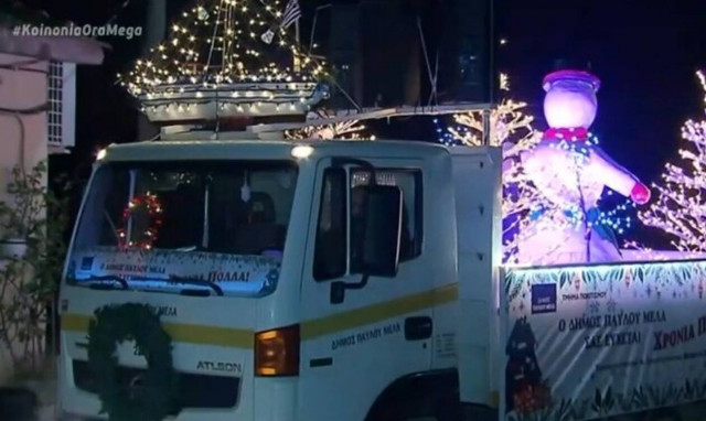 Κάλαντα - Θεσσαλονίκη: Φορτηγάκι του δήμου Παύλου Μελά τα «λέει» από τα μεγάφωνα
