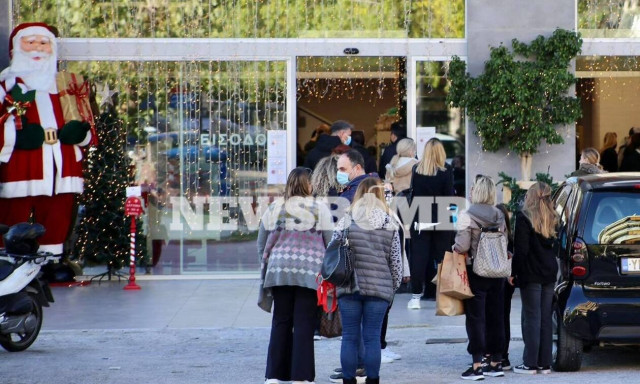 Ρεπορτάζ Newsbomb.gr: Τα ψώνια της τελευταίας στιγμής - Κοσμοσυρροή για μία... γαλοπούλα