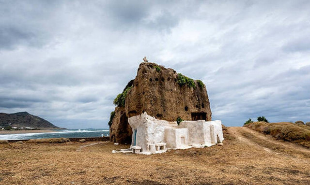 Το εκκλησάκι στη Σκύρο που είναι κυριολεκτικά σκαλισμένο πάνω σε βράχο