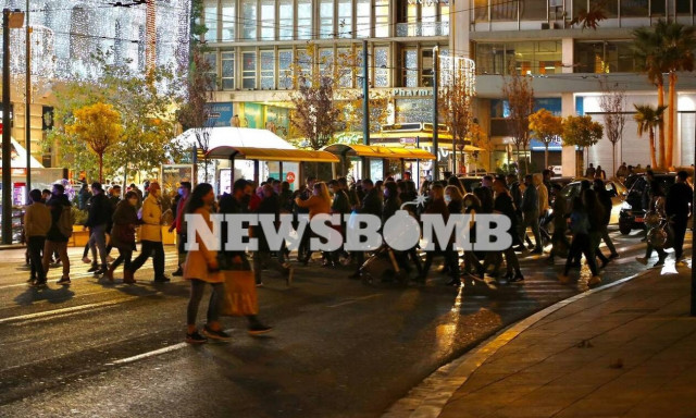 Ρεπορτάζ Newsbomb.gr: «Λαοθάλασσα» στο κέντρο της Αθήνας παραμονή Χριστουγέννων (pics)