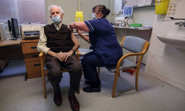 Κορονοϊός στη Βρετανία: Τουλάχιστον 600.000 άνθρωποι έχουν εμβολιαστεί