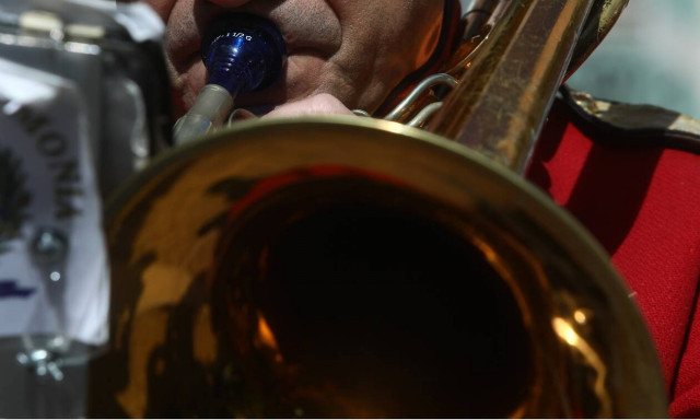 Χριστουγεννιάτικα κάλαντα: Δήμοι έβγαλαν στους δρόμους τις φιλαρμονικές για να ακουστούν σε όλους