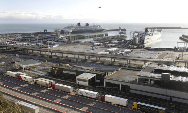 Βρετανία: Μεγάλη κινητοποίηση του στρατού για να απεγκλωβιστούν οι νταλίκες από το Ντόβερ