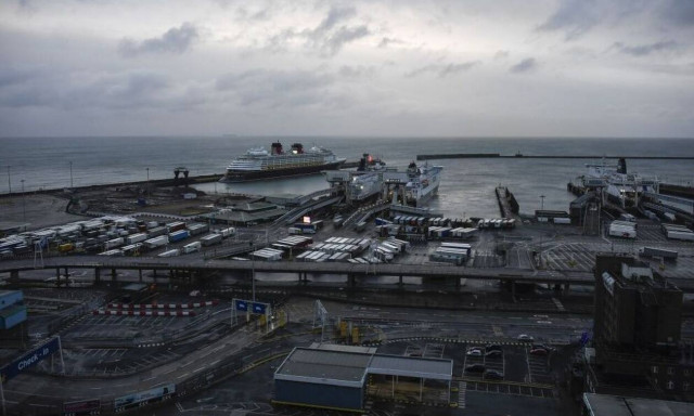 Βρετανία: Χιλιάδες οδηγοί κάνουν Χριστούγεννα στα φορτηγά τους