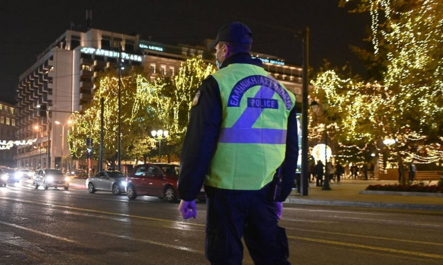 Αμαρτωλά ρεβεγιόν: Έφοδοι της ΕΛ.ΑΣ. σε σπίτια – Έκαναν πάρτι, έπαιζαν χαρτιά