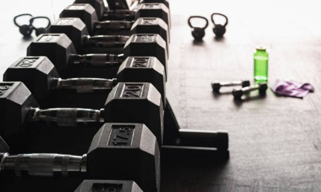 Φρίκη: Έλιωσε το κεφάλι του 12χρονου γιου της με βαράκι και τσιμέντωσε το πτώμα