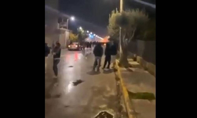 Επεισόδια στον Ασπρόπυργο: Κάτοικοι επιτέθηκαν σε αστυνομικούς (vids)