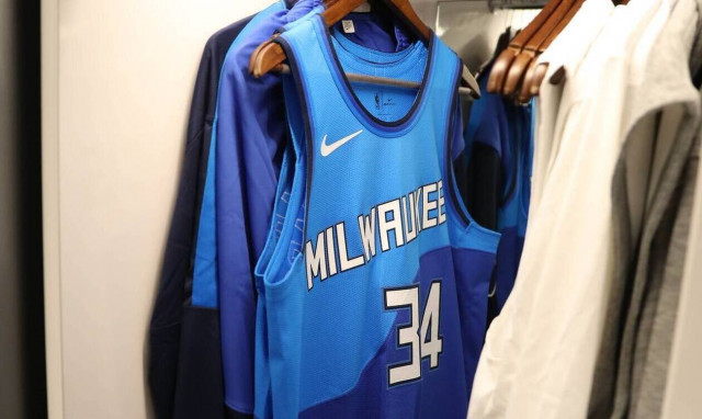 Γιάννης Αντετοκούνμπο: Γι' αυτό φοράνε μπλε οι Μπακς (videos)