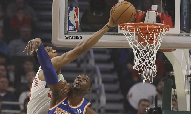 Γιάννης Αντετοκούνμπο: Όταν ο «Greek Freak» «ντύθηκε» Άγιος Βασίλης (video)