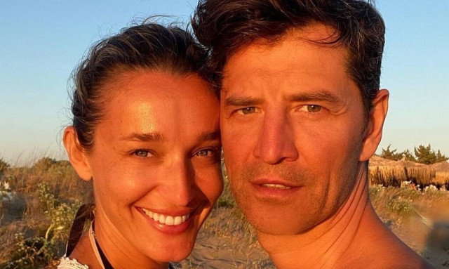 Ρουβάς-Ζυγούλη: Ποζάρουν με τα 4 παιδιά τους κάτω από το δέντρο