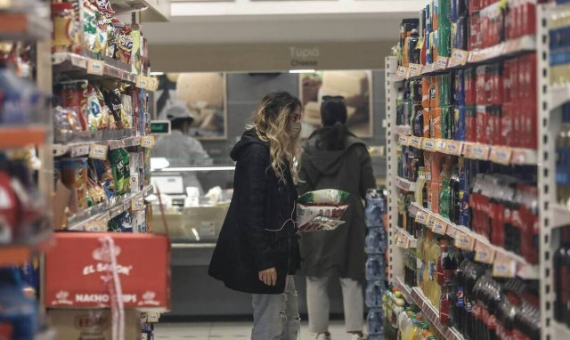 Σούπερ μάρκετ και καταστήματα: Πότε ανοίγουν - Το ωράριο λειτουργίας στις γιορτές