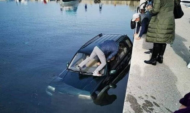 Θεσσαλονίκη: Αμάξι έκανε... βουτιά στο Θερμαϊκό