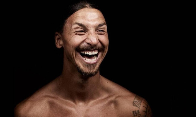 Ζλάταν Ιμπραΐμοβιτς: Είπε «Καλά Χριστούγεννα» με το... μεσαίο δάχτυλο (photos)