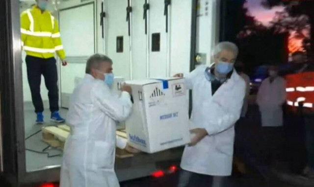 Έφτασαν στην Αθήνα τα πρώτα εμβόλια κατά του κορονοϊού – Πότε ξεκινούν οι εμβολιασμοί